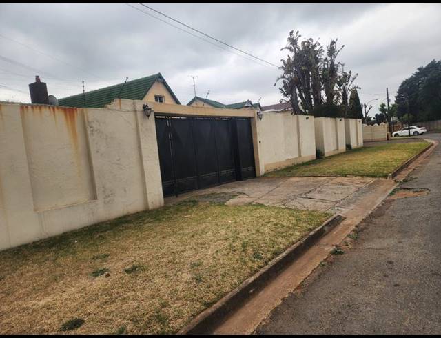 2 BEDROOM PROPERTY TO RENT IN GERMISTON CENTRAL